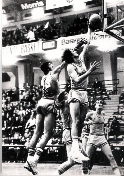 Jura a rimbalzo (o in schiacciata) con Papetti che controlla